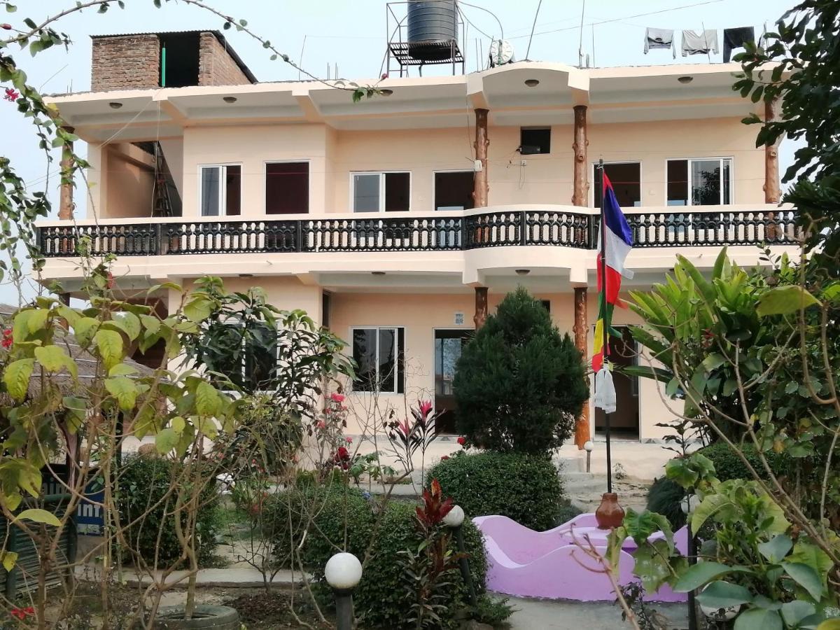 Hotel Garden Of Dreams Sauraha Eksteriør billede