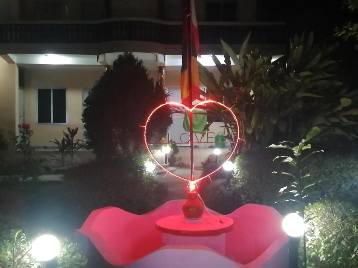 Hotel Garden Of Dreams Sauraha Eksteriør billede