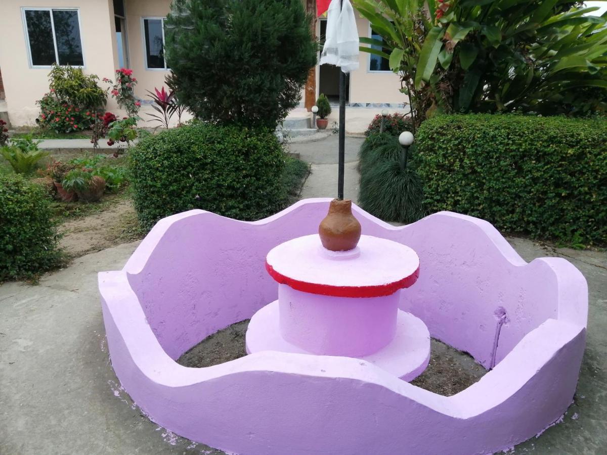 Hotel Garden Of Dreams Sauraha Eksteriør billede