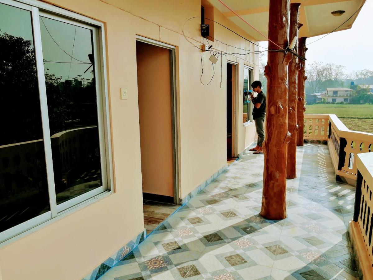 Hotel Garden Of Dreams Sauraha Eksteriør billede