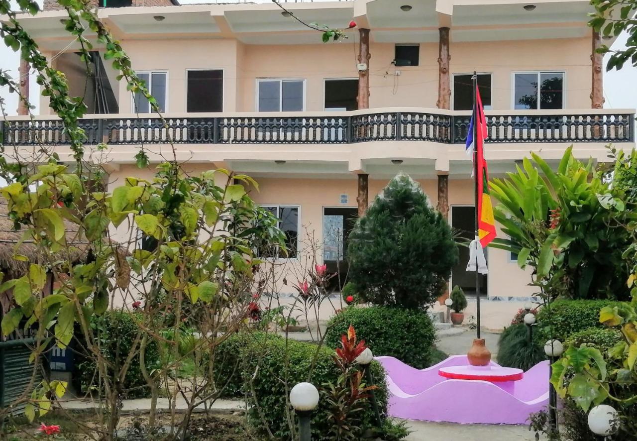 Hotel Garden Of Dreams Sauraha Eksteriør billede